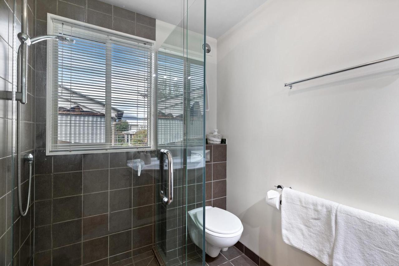 Lake And Mountain View Living Queenstown Exterior photo